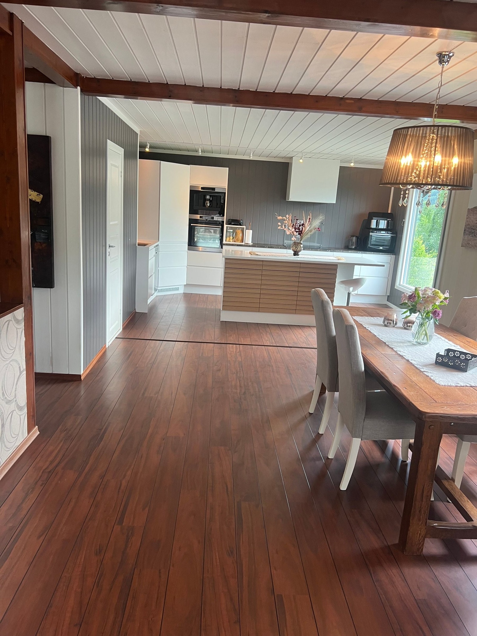 Åpen løsning til spiseplass og stue Galleribilde