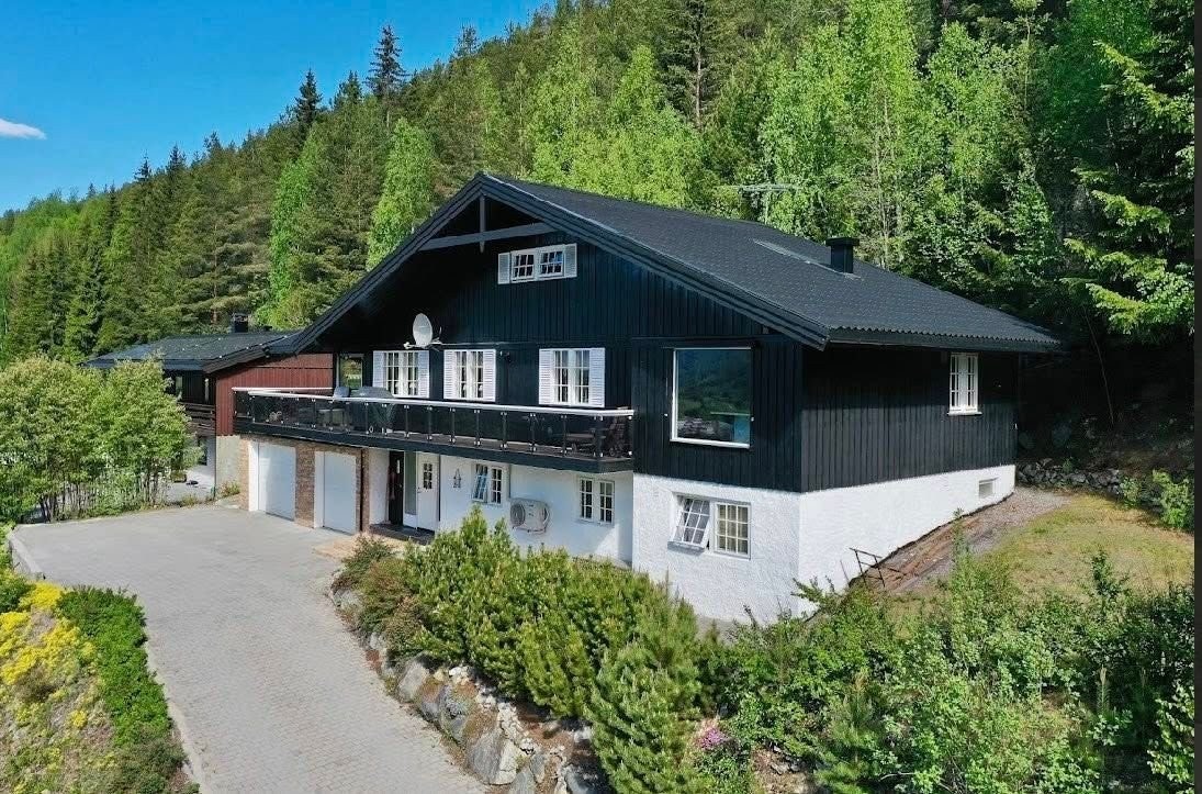 Eiendommen er beliggende svært sentralt i et boligområde med kort gangavstand til barnehager, skoler, idrettsanlegg, Gol sentrum m.m. Galleribilde