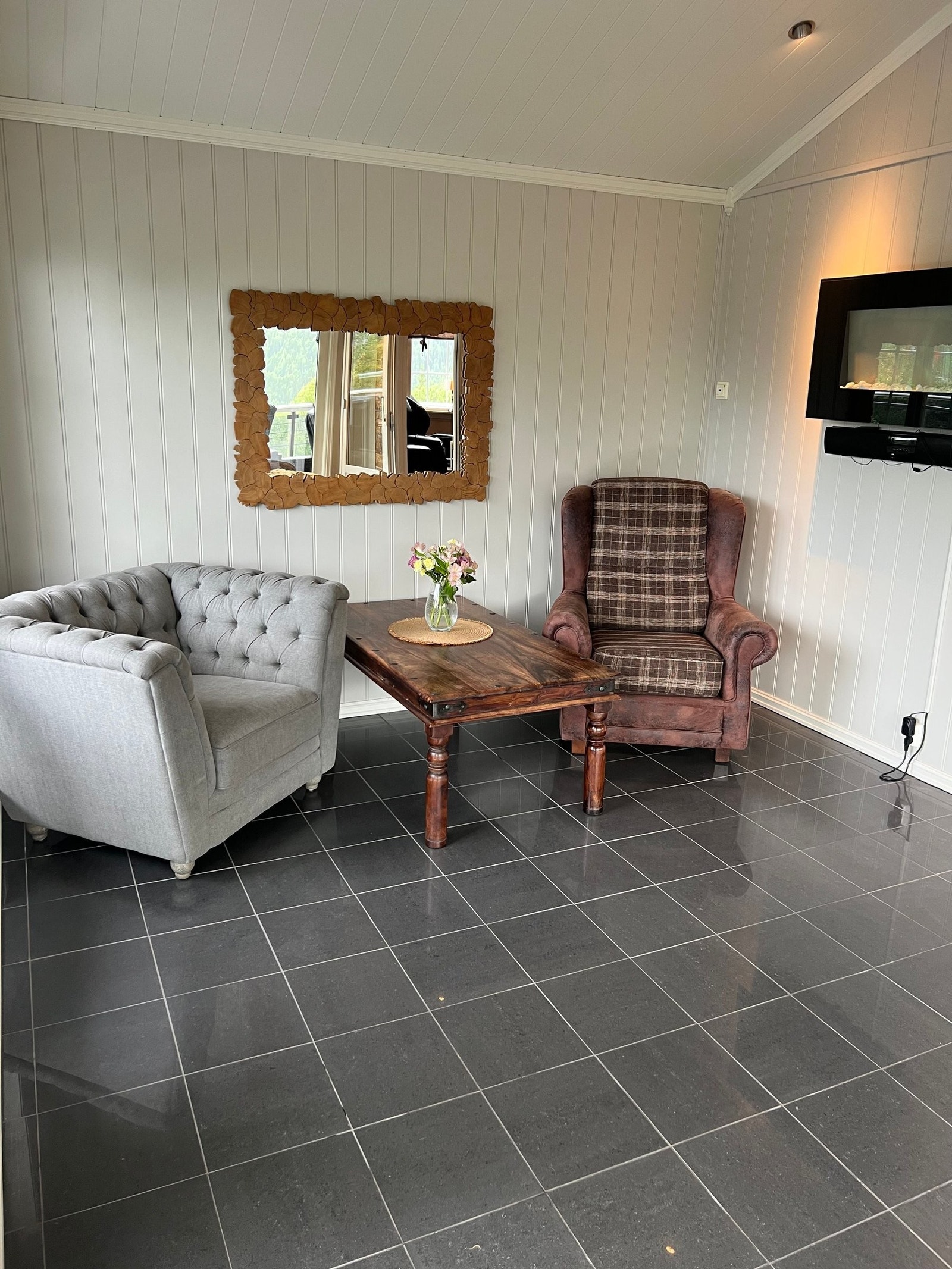 Koselig vinterhage, flislagt gulv med varmekabler. Galleribilde