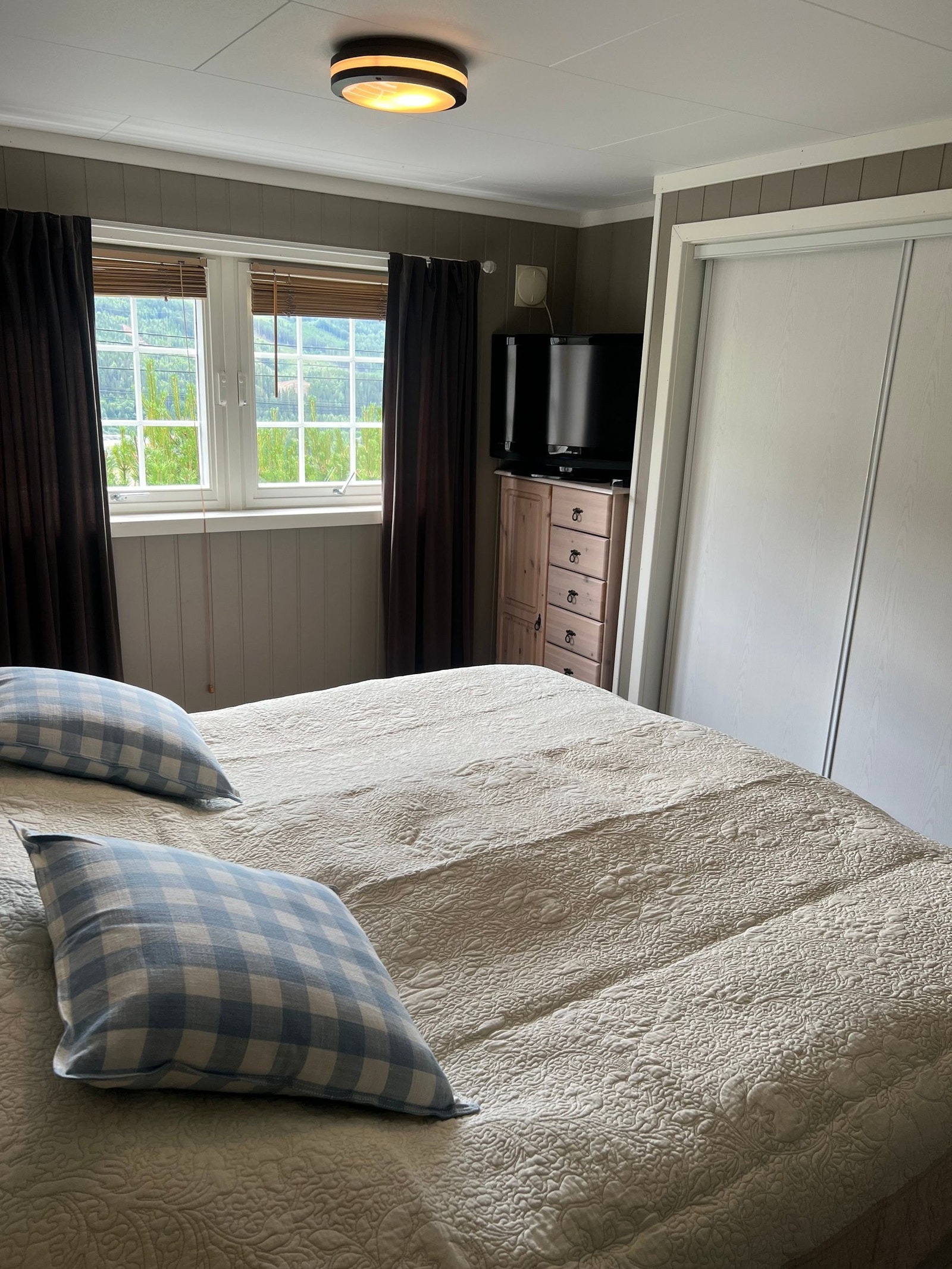 Innfelt skyvedørsgarderobe Galleribilde