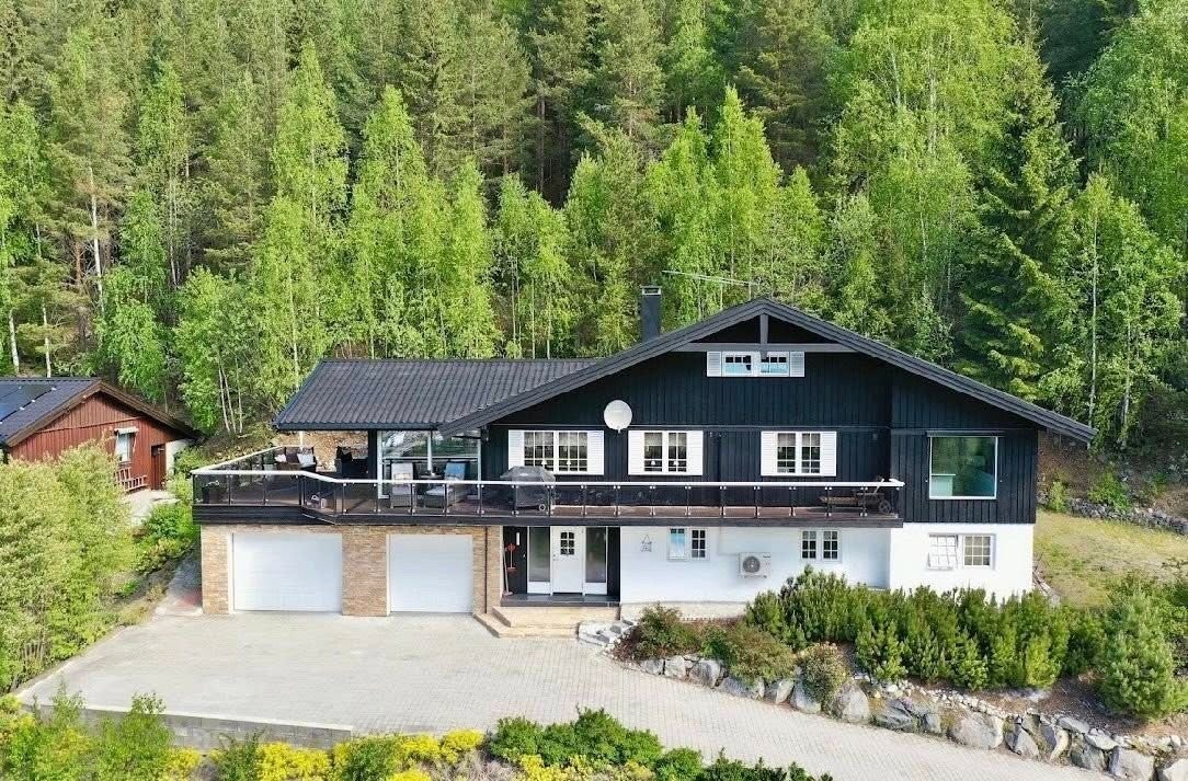 Innholdsrik enebolig over 3 plan, med stor mulighet for utleiedel. Galleribilde