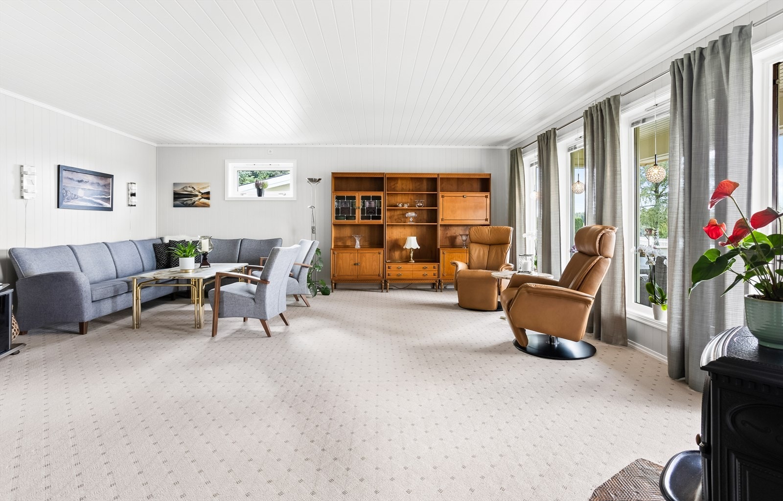 Innbydende stue av god størrelse og med utgang til terrasse. Galleribilde