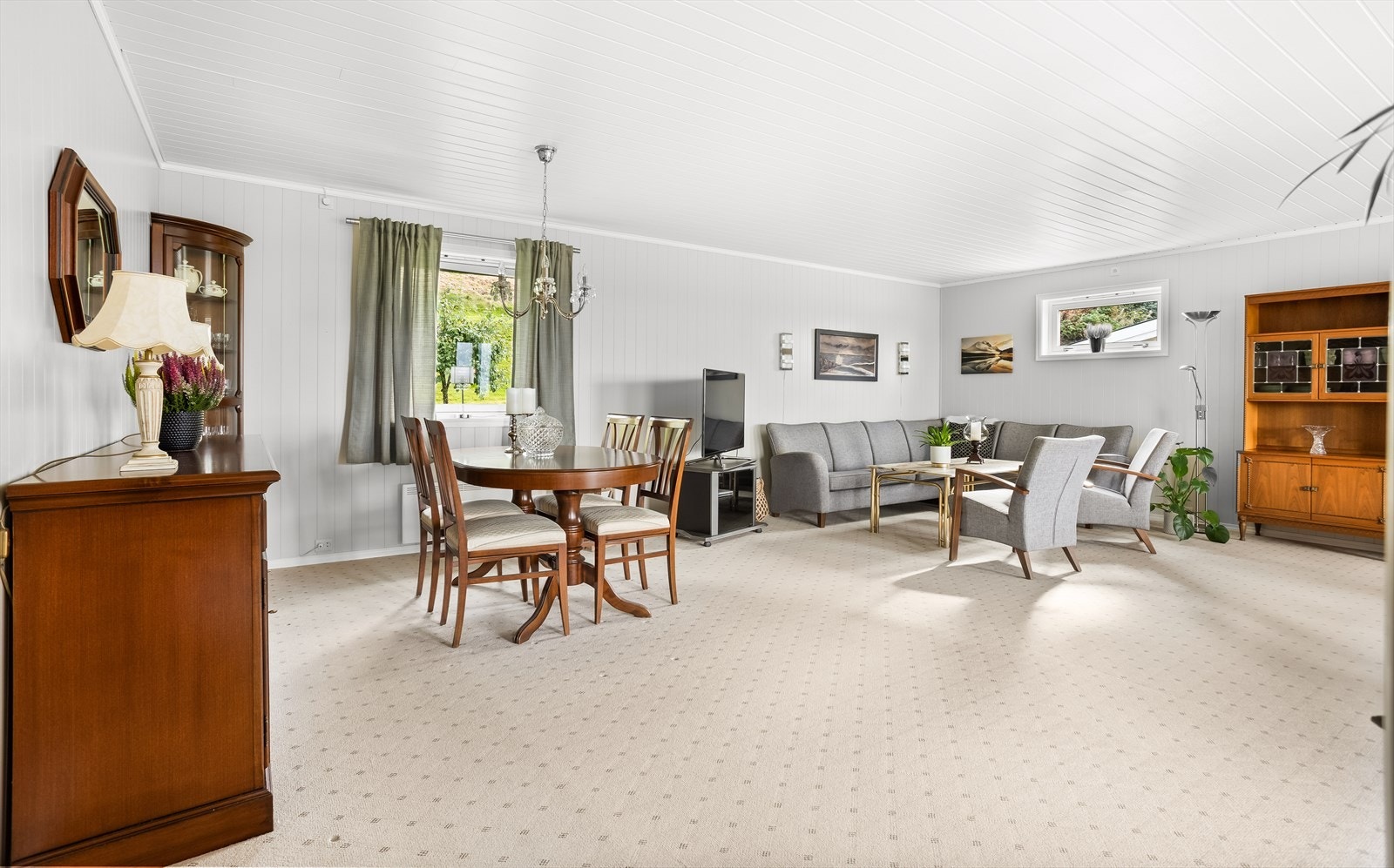 Her er det mange muligheter for møblering og stor plass til sofagruppe, spisebord og lesekrok. Galleribilde