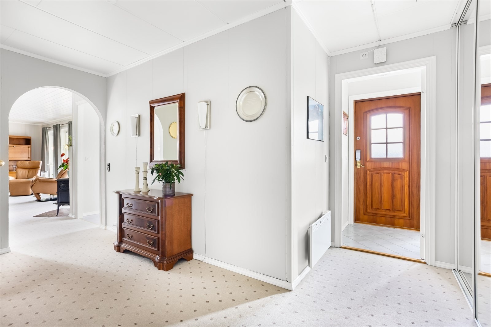 Entré med flislagt gulv og mulighet for oppheng av yttertøy. Galleribilde