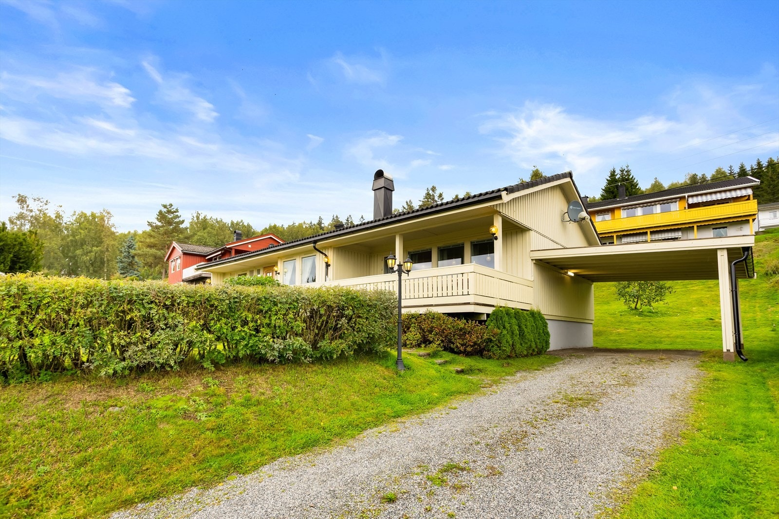 Praktisk carport og mulighet for biloppstilling. Galleribilde