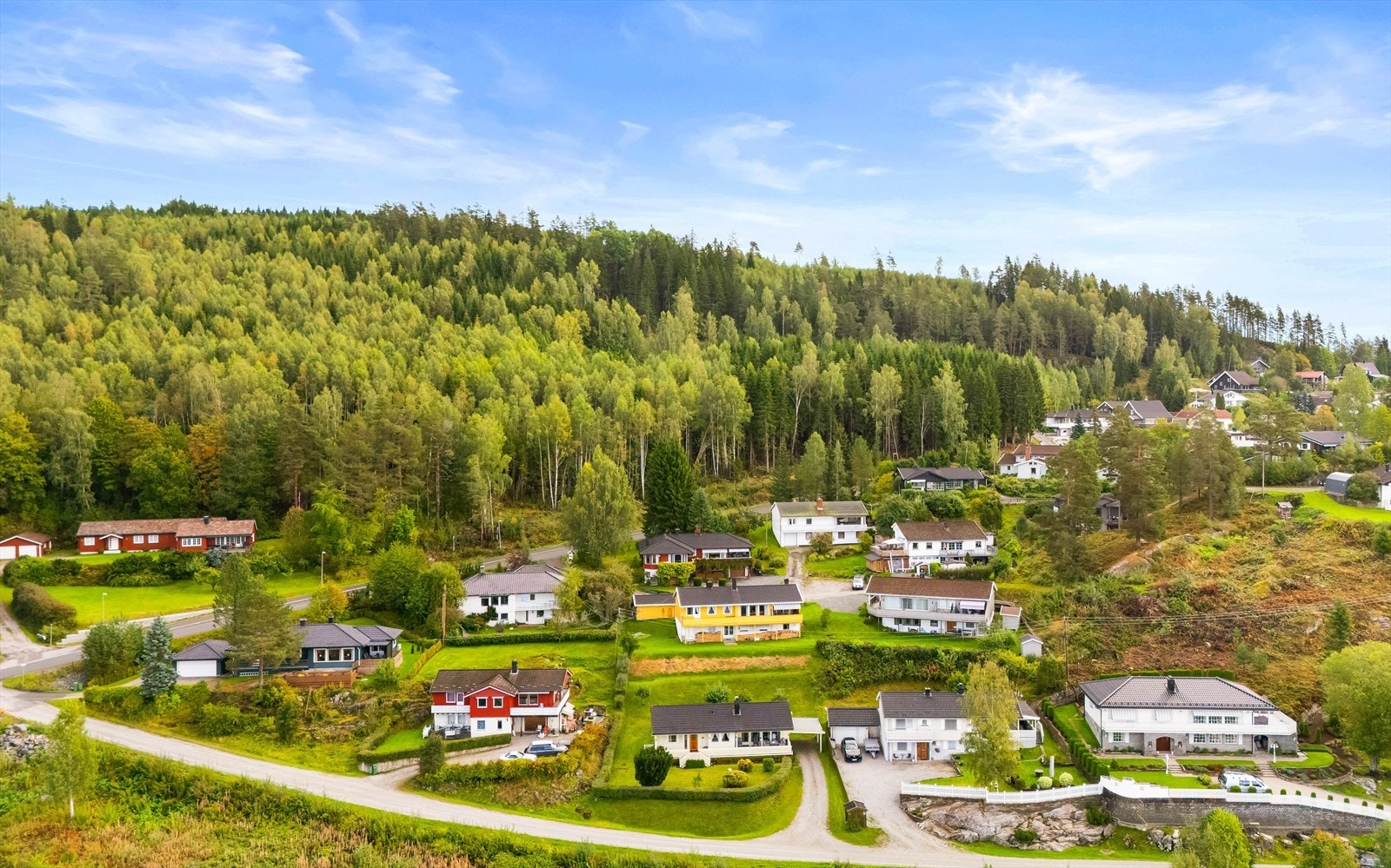 Det er kort vei til både barne- og ungdomsskole. Galleribilde