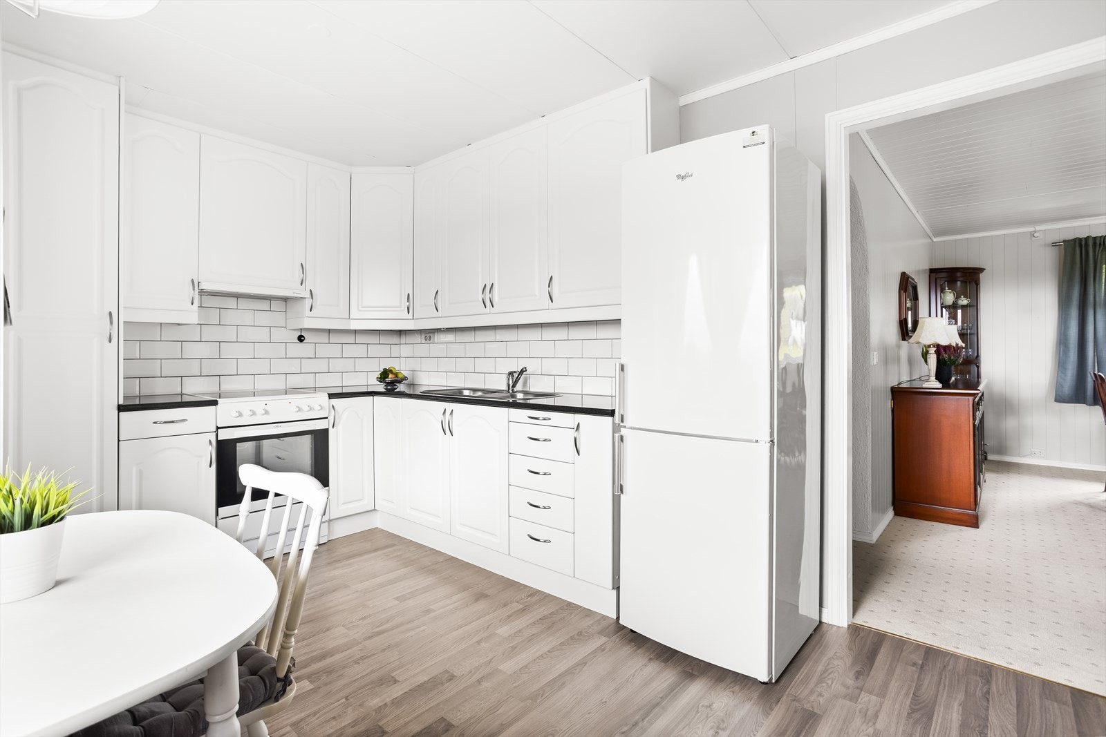 Separat kjøkken med mulighet for spisebord. Galleribilde