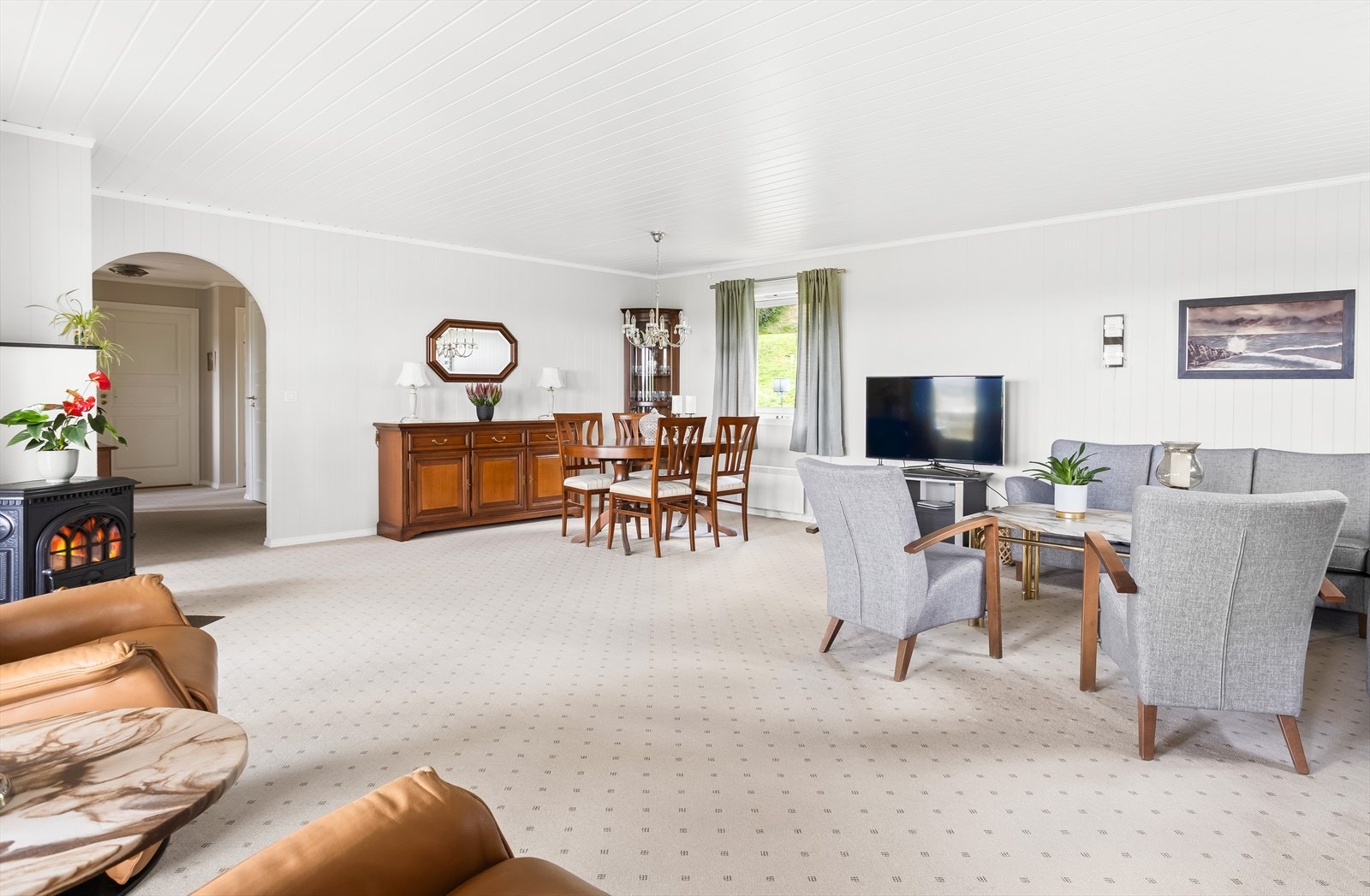 Panelte overflater, store vinduer og teppegulv. Galleribilde