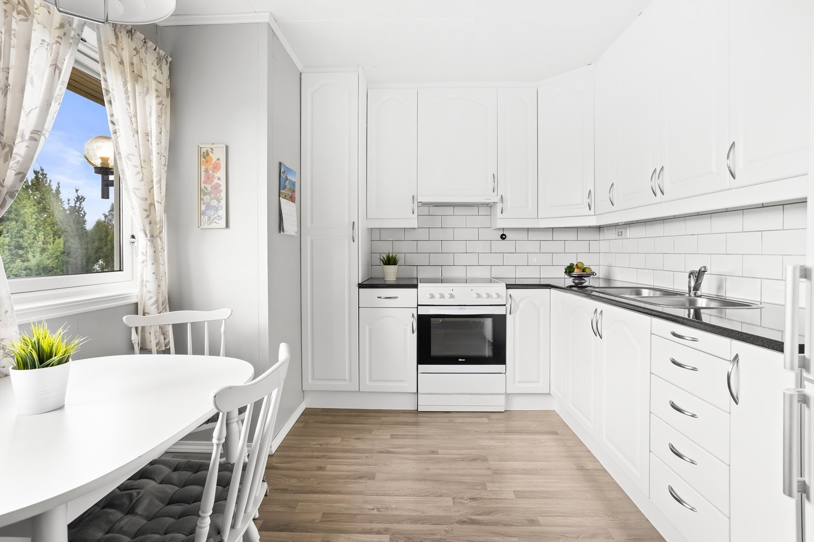 Kjøkkenet har en praktisk utforming og mye skap- og benkeplass. Galleribilde