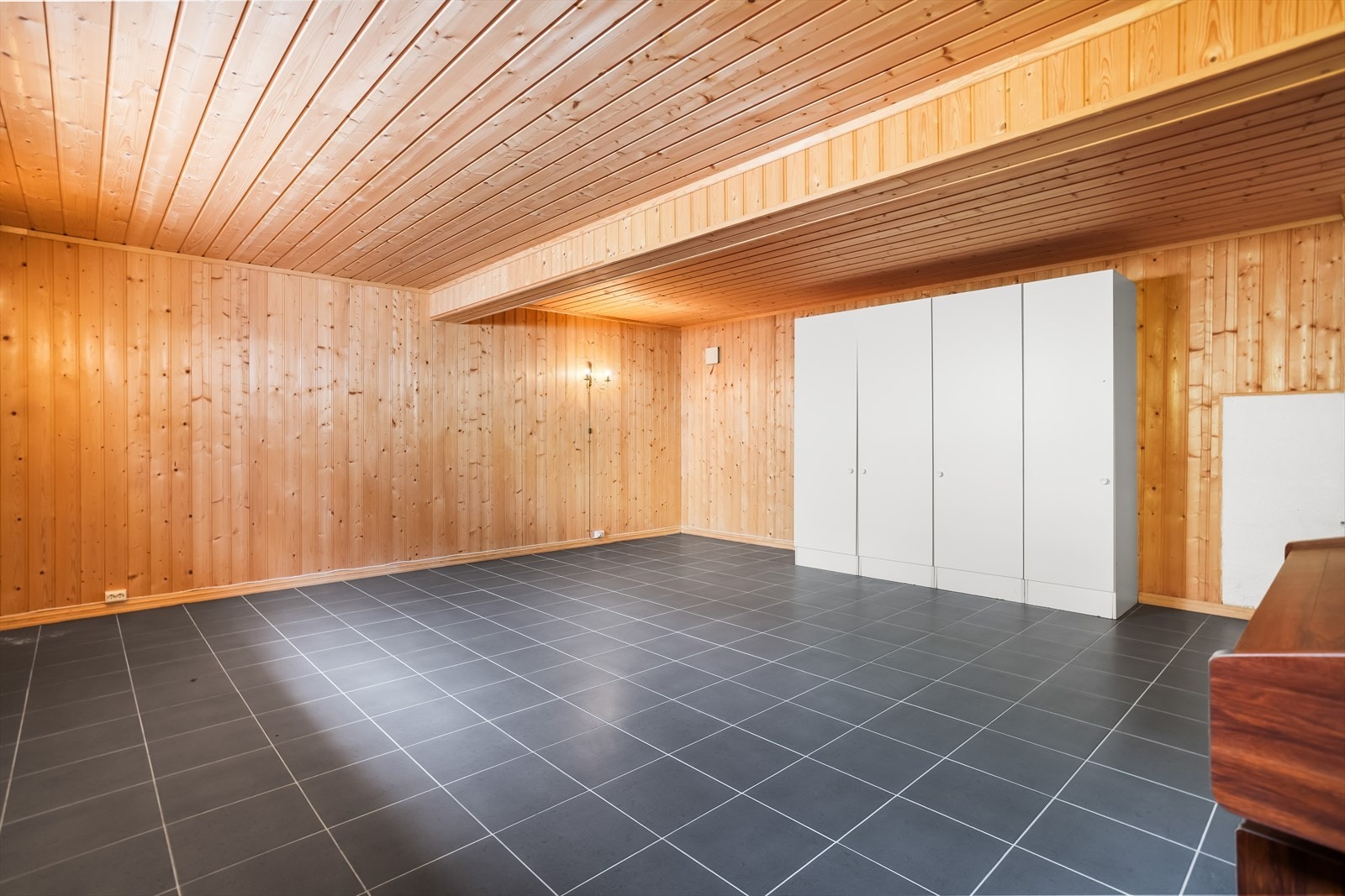 Innredet rom benyttet som kjellerstue. Rommet er ikke godkjent som rom for varig opphold. Flislagt gulv og panelte overflater. Galleribilde