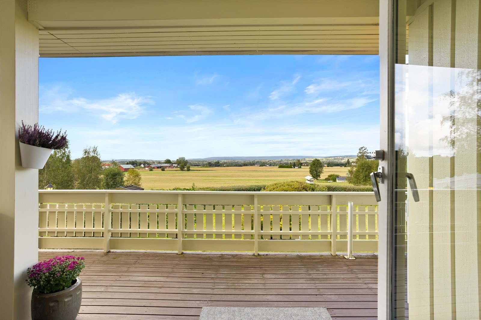 Fra stuen trer du rett ut på terrassen. Galleribilde