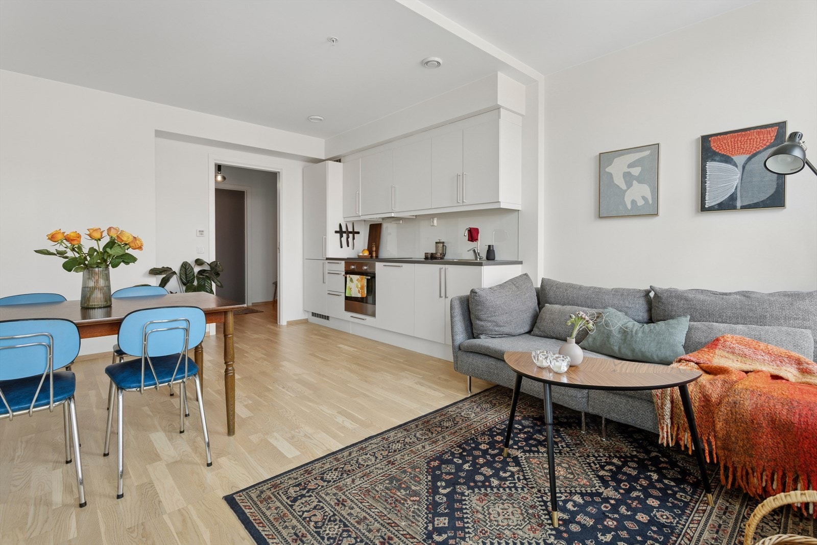 Stue/kjøkkenområdet kan enkelt deles inn i naturlige soner, som spiseplass og sofakrok. Galleribilde