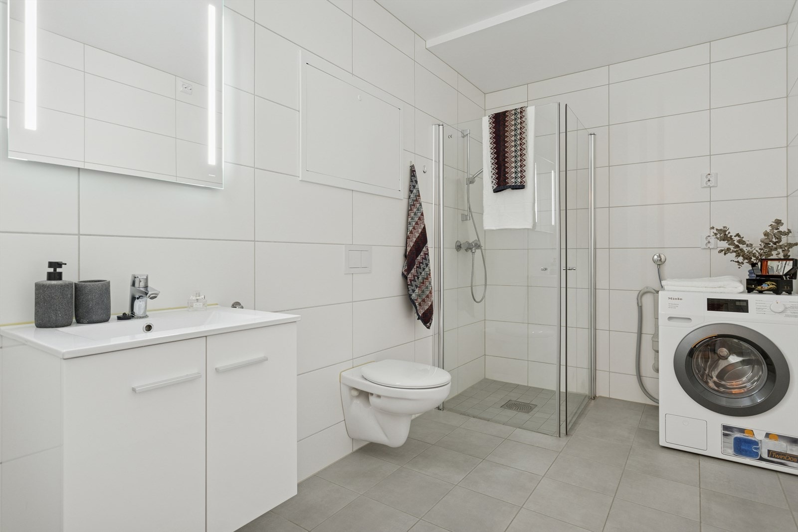 Flis på gulv og vegg, malt slett himling. Badet er 6,6 m² Galleribilde