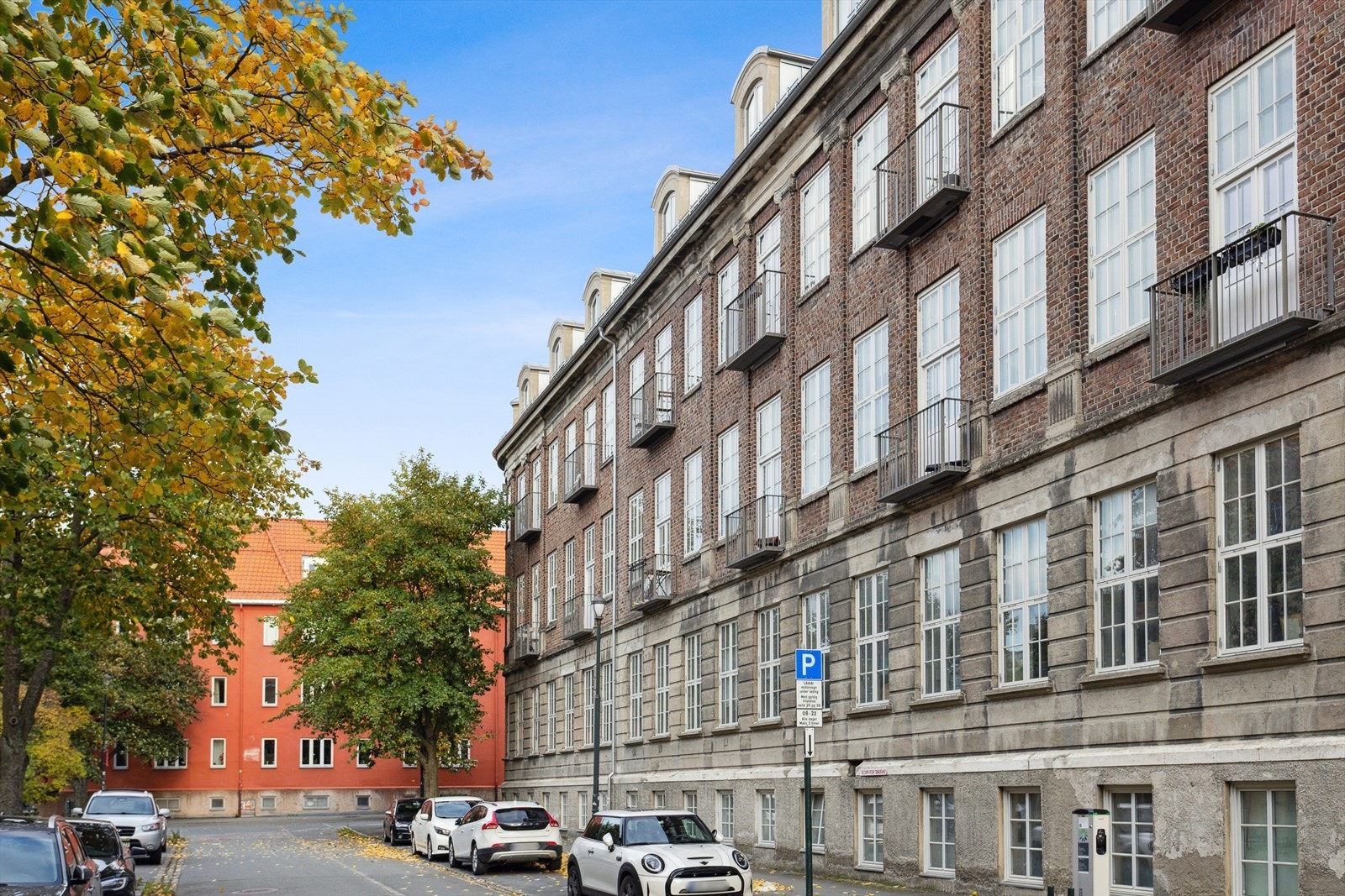 Leiligheten ligger godt til rette for kollektivtransport. Nærmeste busstopp ligger i umiddelbar nærhet, og busstopp til flere av byens studiesteder og flybuss ligger innen 5 minutters gange. Galleribilde