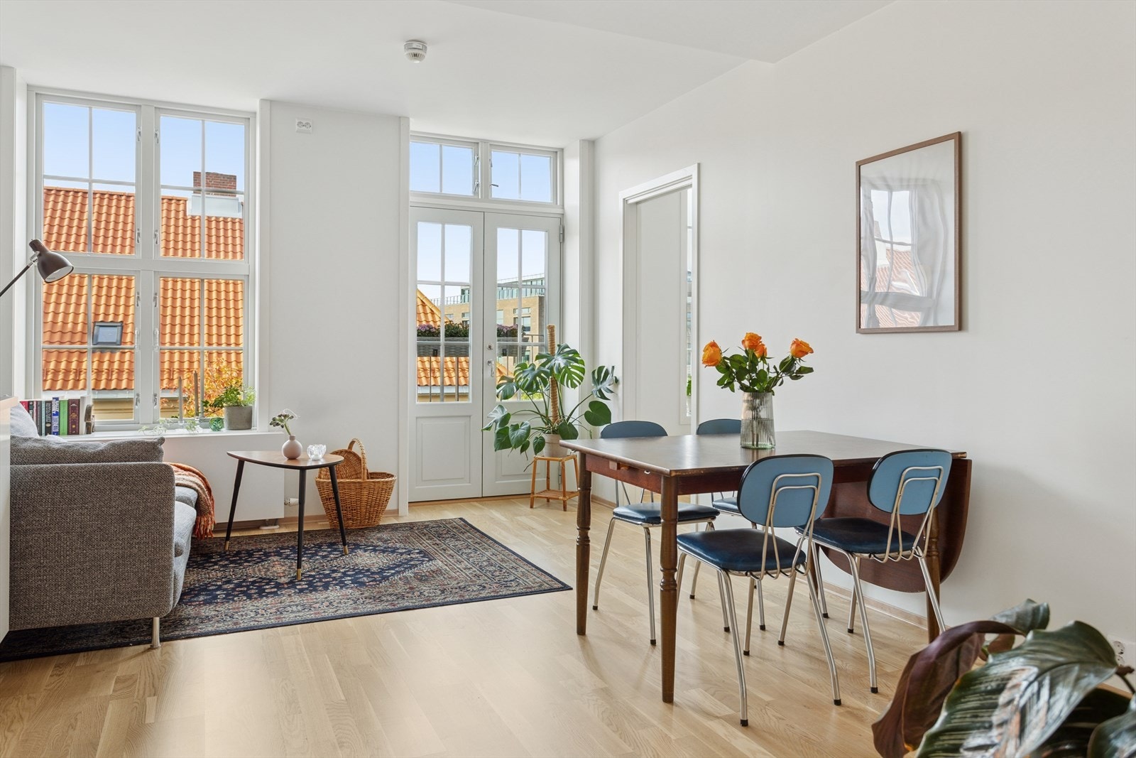 Leiligheten ligger i den historiske bygården til gamle Nidar Sjokoladefabrikk, et teglsteinsbygg fra 1920 som ble ombygget til moderne leiligheter i 2020. Galleribilde