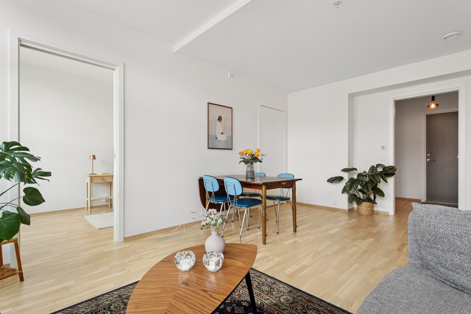 Hele leiligheten er dekket i parkett av eik. Galleribilde