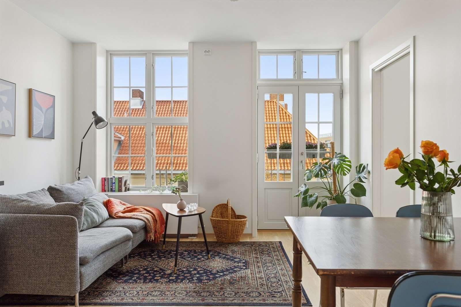 Leiligheten har store vindusflater og en fransk balkong som gir godt med lys og luft. Galleribilde