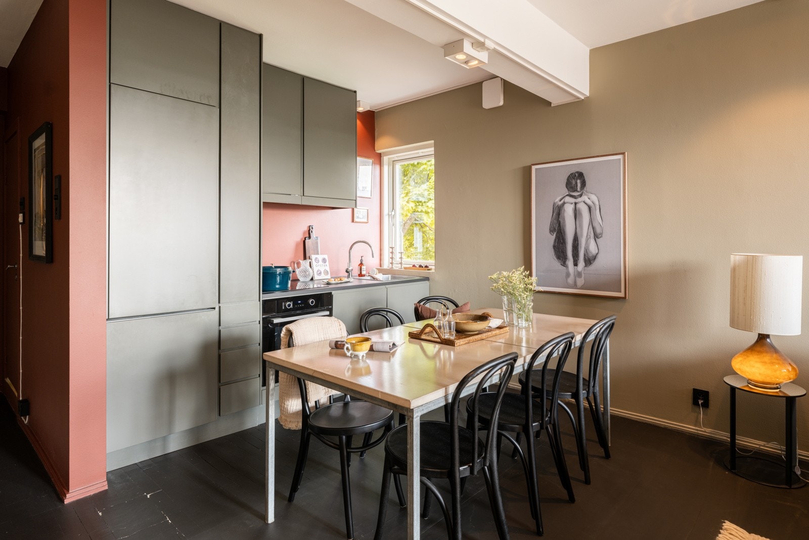 Det er integrert kjøleskap, fryseskap, oppvaskmaskin, vaskemaskin, platetopp og ovn. Galleribilde
