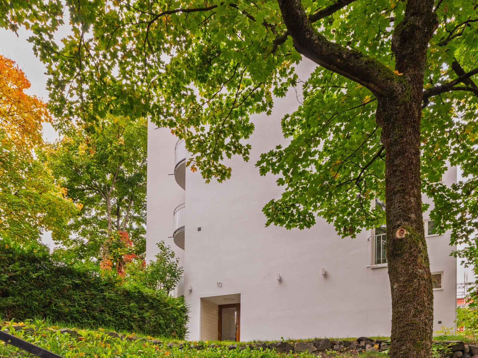 Bygården har blitt omfattende pusset opp de siste årene med blant annet; Fasadeisolering, nye vinduer, terrassedører og nytt ventilasjonssystem Galleribilde