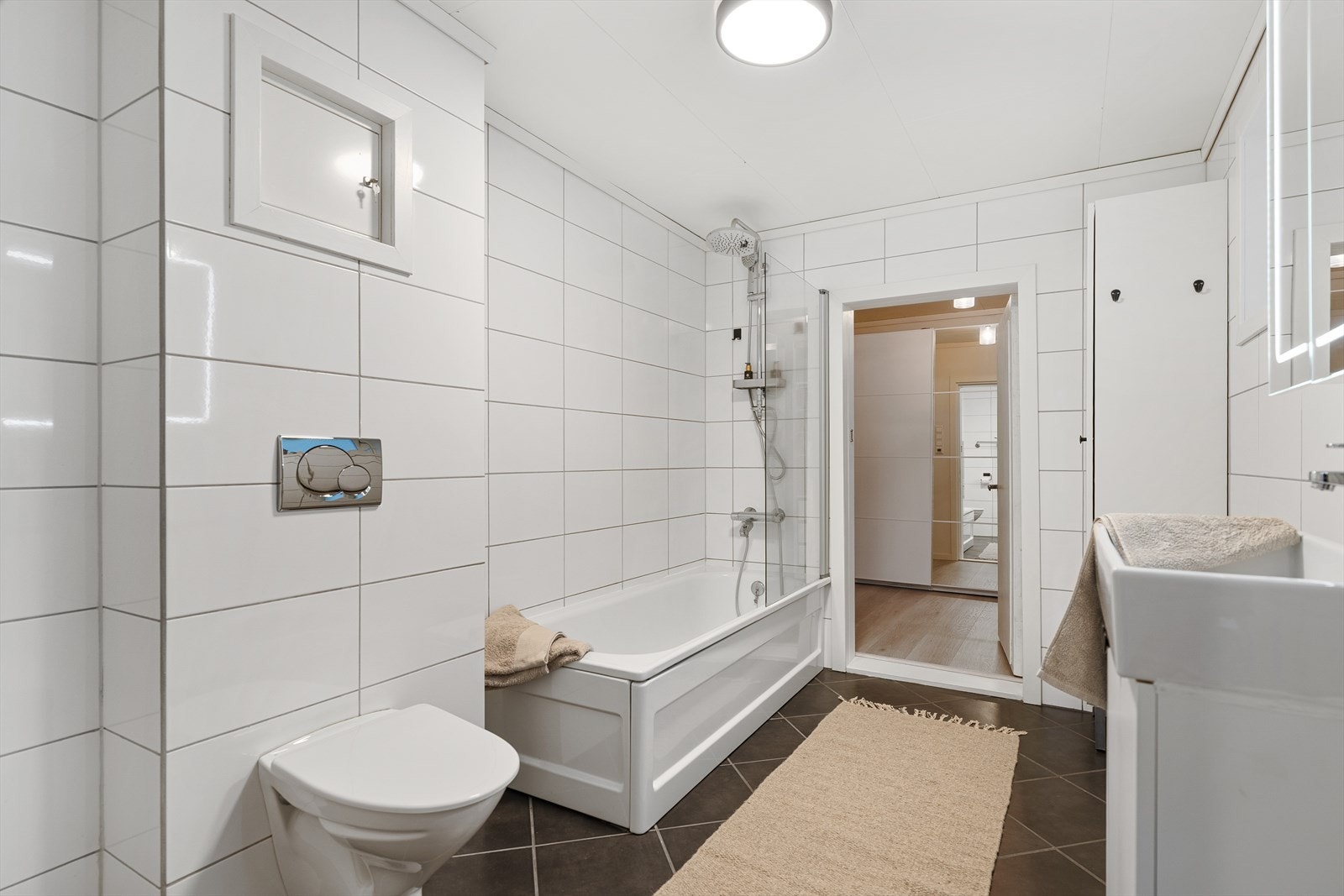 Helfliset bad med varmekabler i gulv. Galleribilde