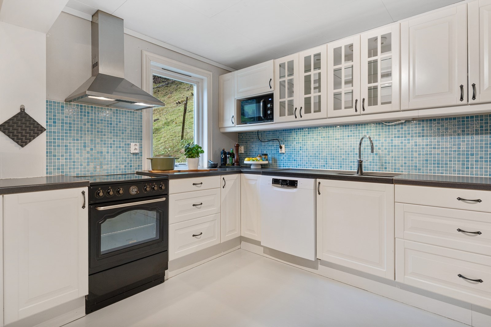 Lyst kjøkken med hvitevarer i nisje. Galleribilde