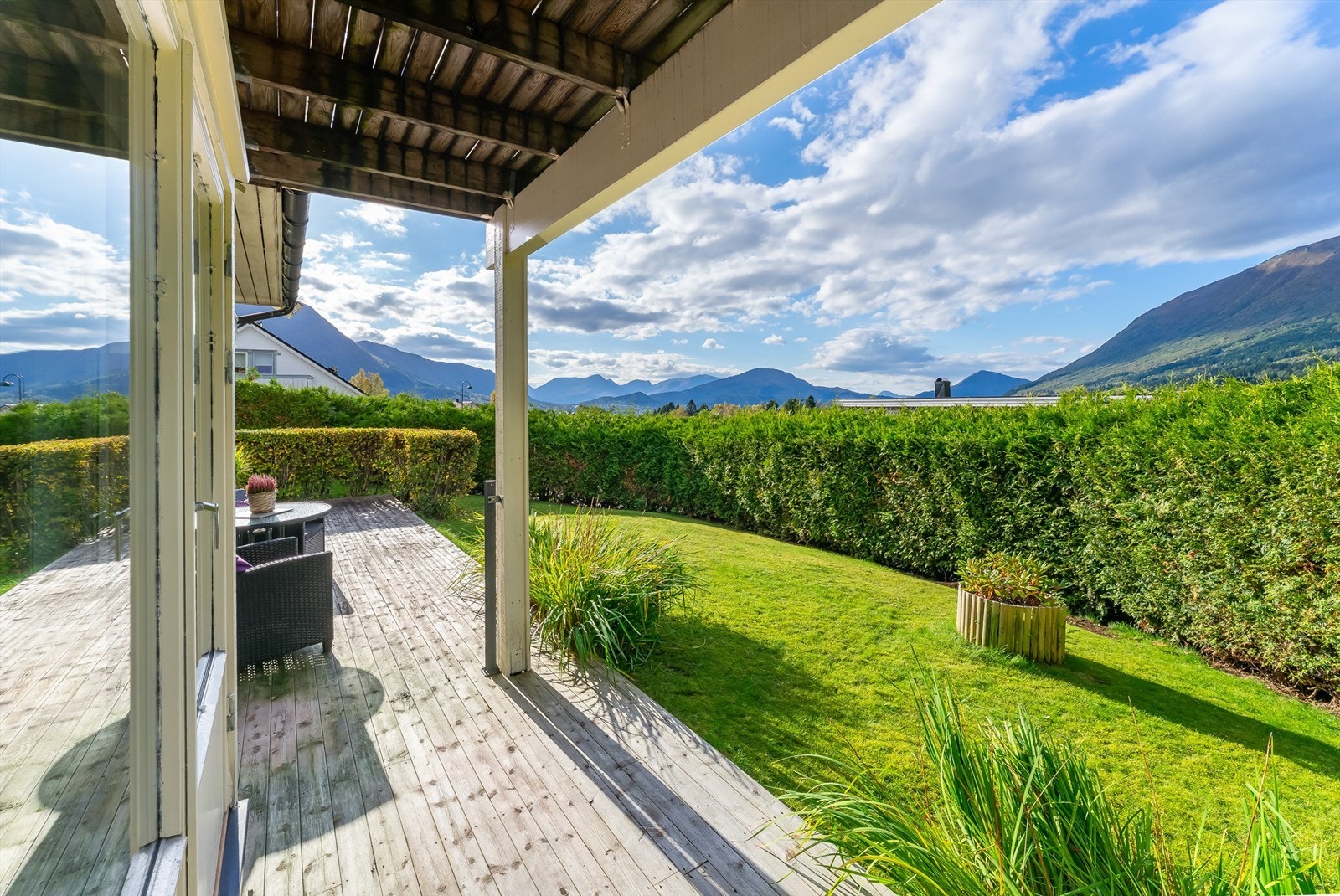 Uteområdet er godt skjermet med hekken. Galleribilde