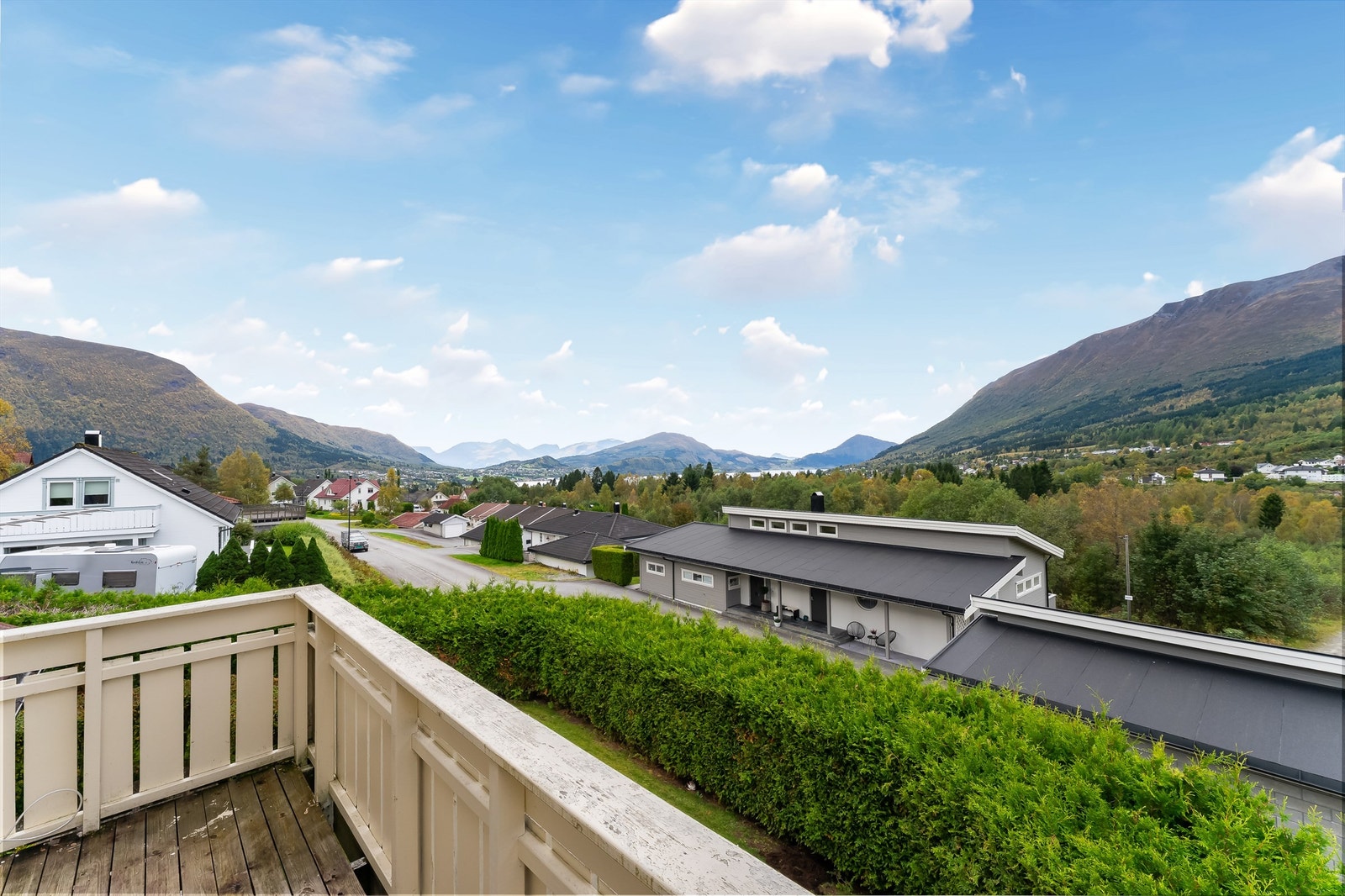 Eiendommen er beliggende i et attraktivt og etablert boligområde i Mosmarka. Galleribilde