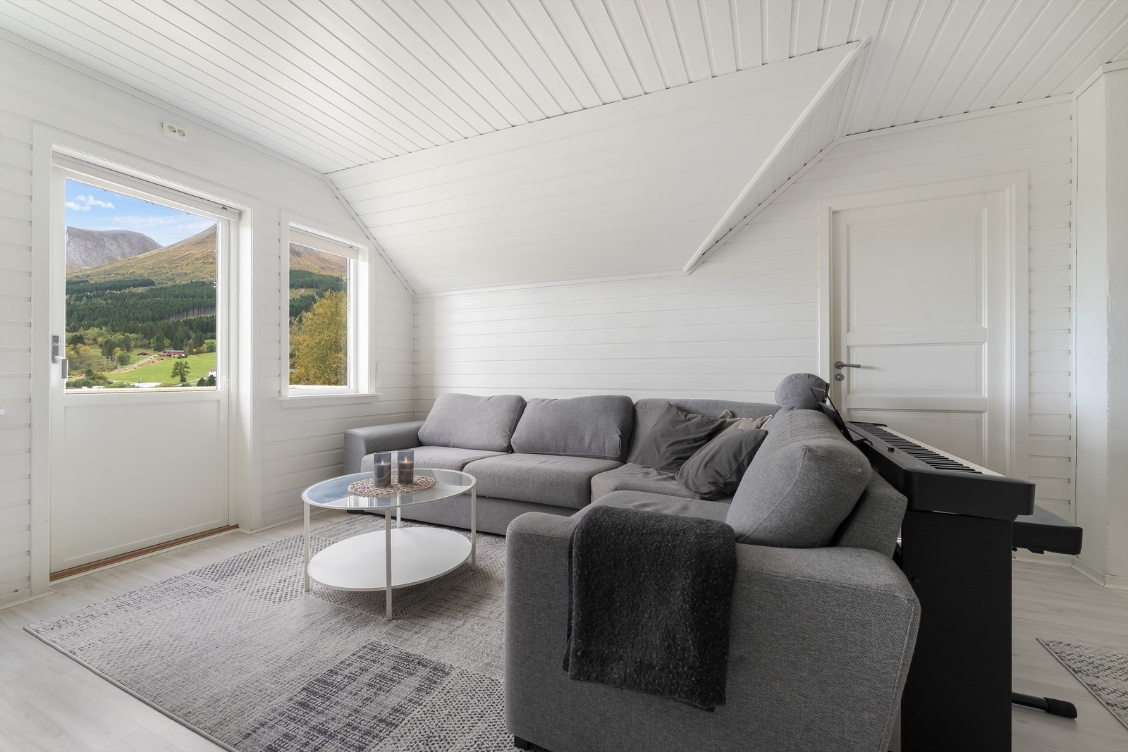 Loftstue med utgang til veranda. Galleribilde