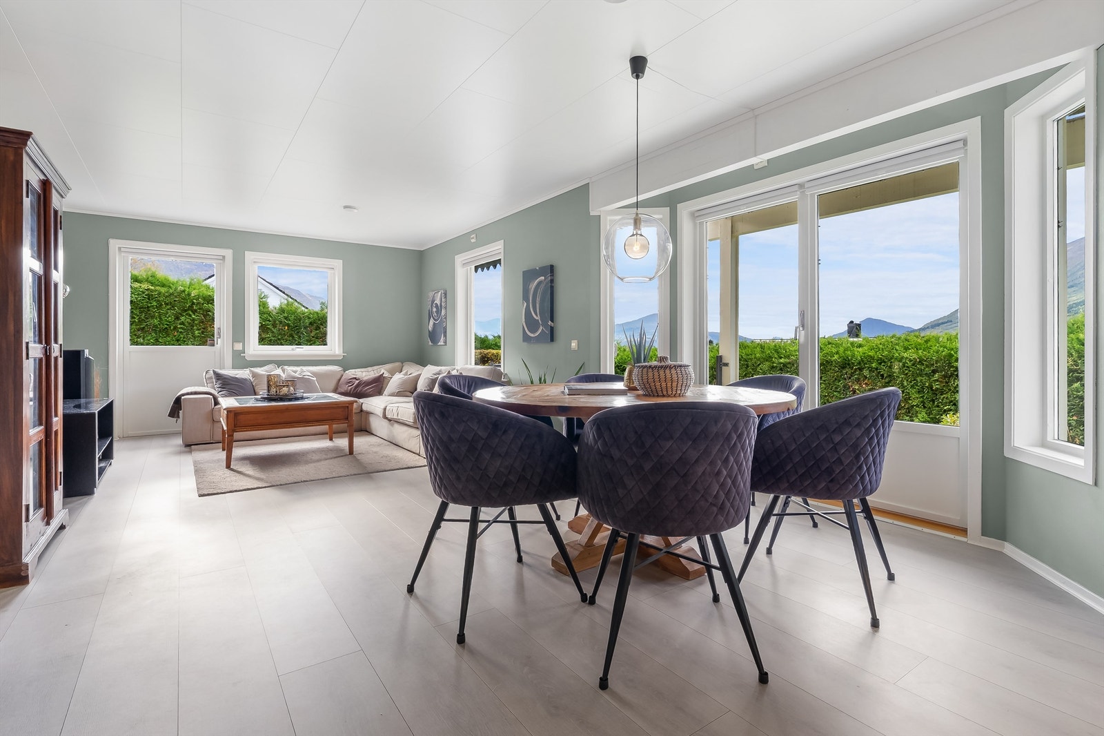 Utgang til terrasse og hage fra stuen. Galleribilde