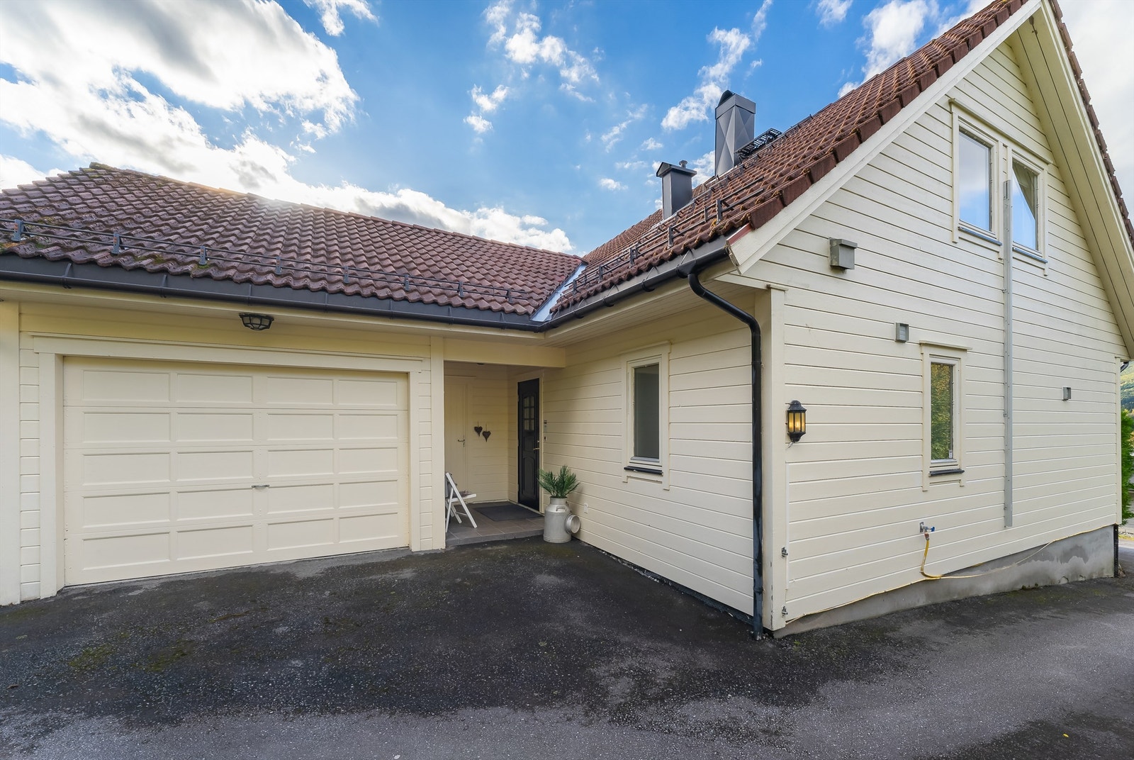 Boligen har garasje på cirka 30kvm. Galleribilde