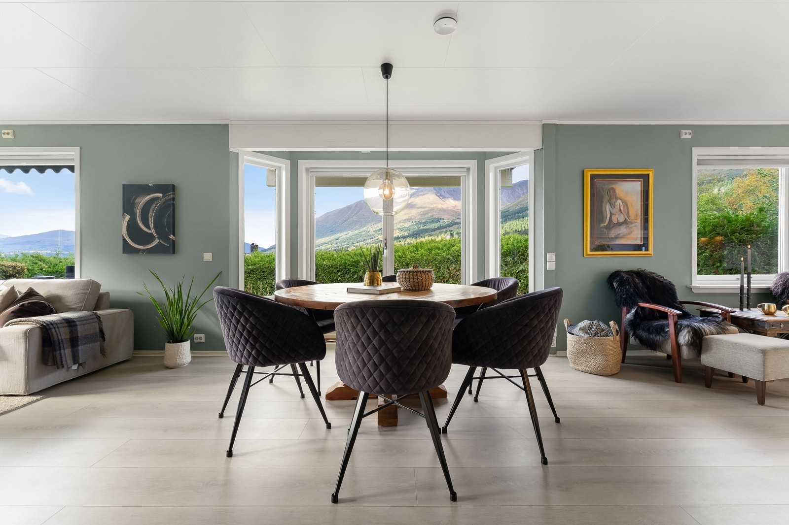 God plass til spisebord i stue. Galleribilde