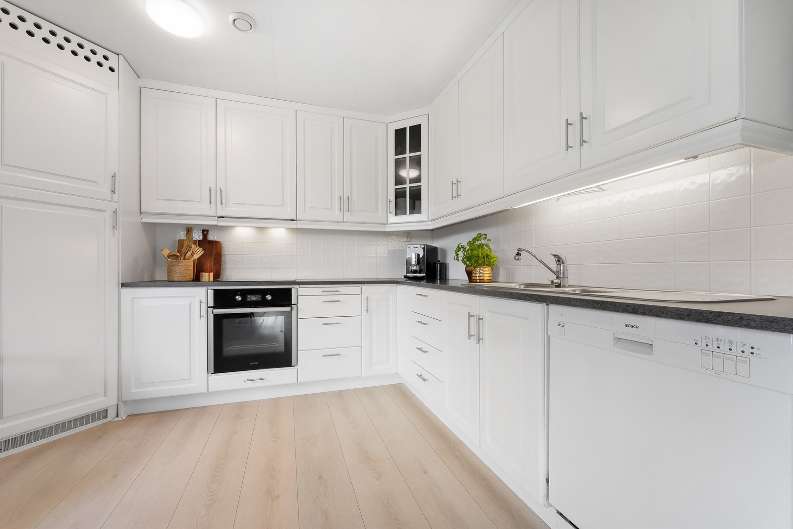 Kjøkkenet er klassisk og tidløst, med, kvite frontar og integrert komfyr og kjølehjørne. Galleribilde