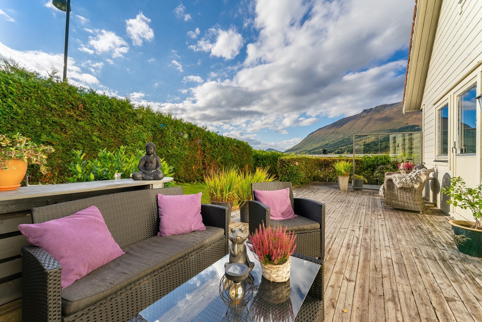 Boligen har et fint opparbeidet uteområde. Galleribilde