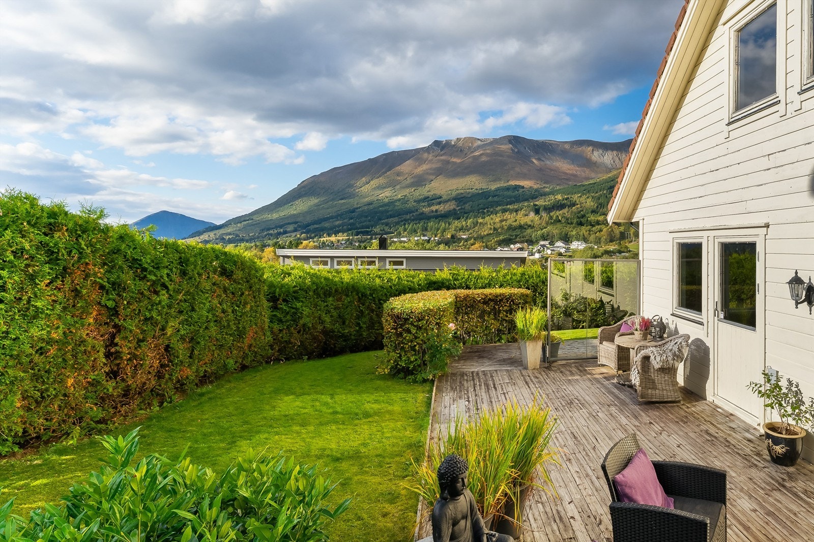 Hagen er frodig og fin, med stort plenområde og grønne vekster som gir rolig og fin atmosfære. Galleribilde