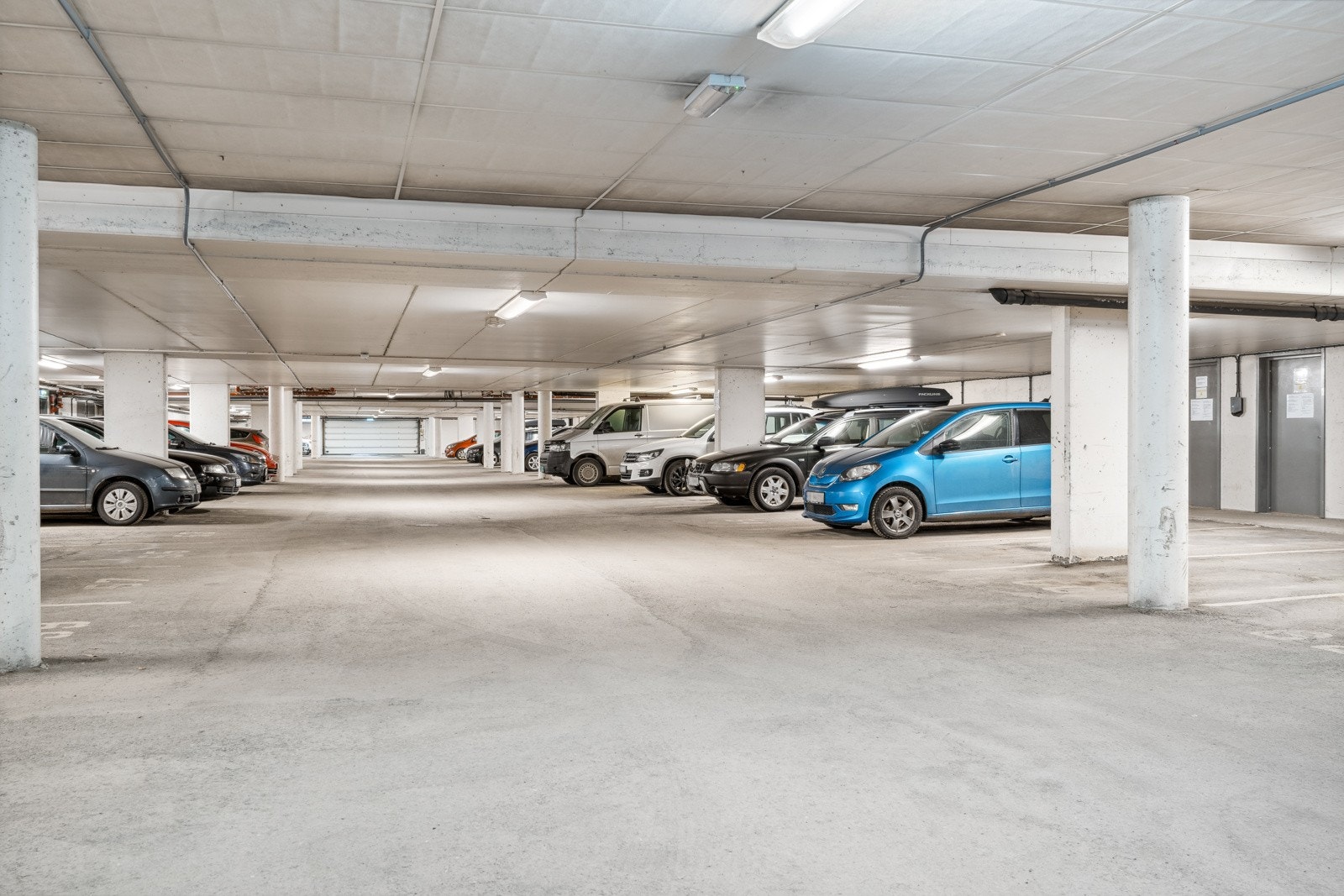 Under blokkene er det garasjeanlegg. Her kan man søke om å leie p-plass til ca. kr. 450,- pr. mnd. Galleribilde