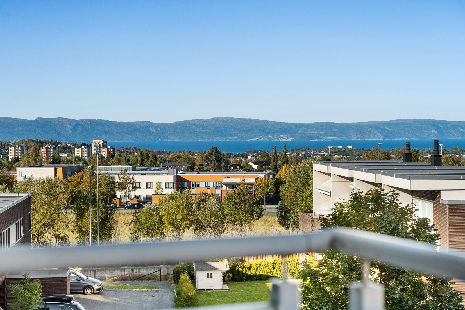Proaktiv Eiendomsmegling ved Lisbeth Kristengård har gleden av å presentere en lys og praktisk leilighet med en separat utleiedel med leieinntekt på ca. kr. 7.000,- pr. mnd på Bergheim/Moholt. Galleribilde