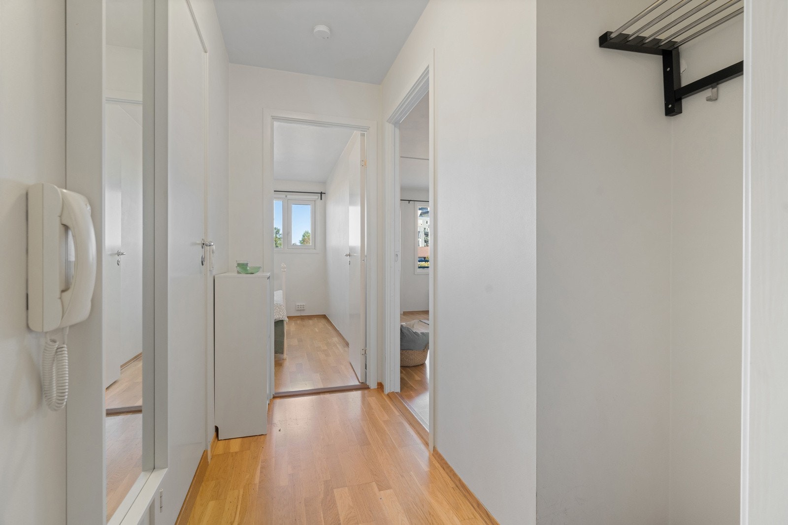 I gangen er det porttelefon og plass til å sette ifra seg sko og henge opp ytterklær. Galleribilde