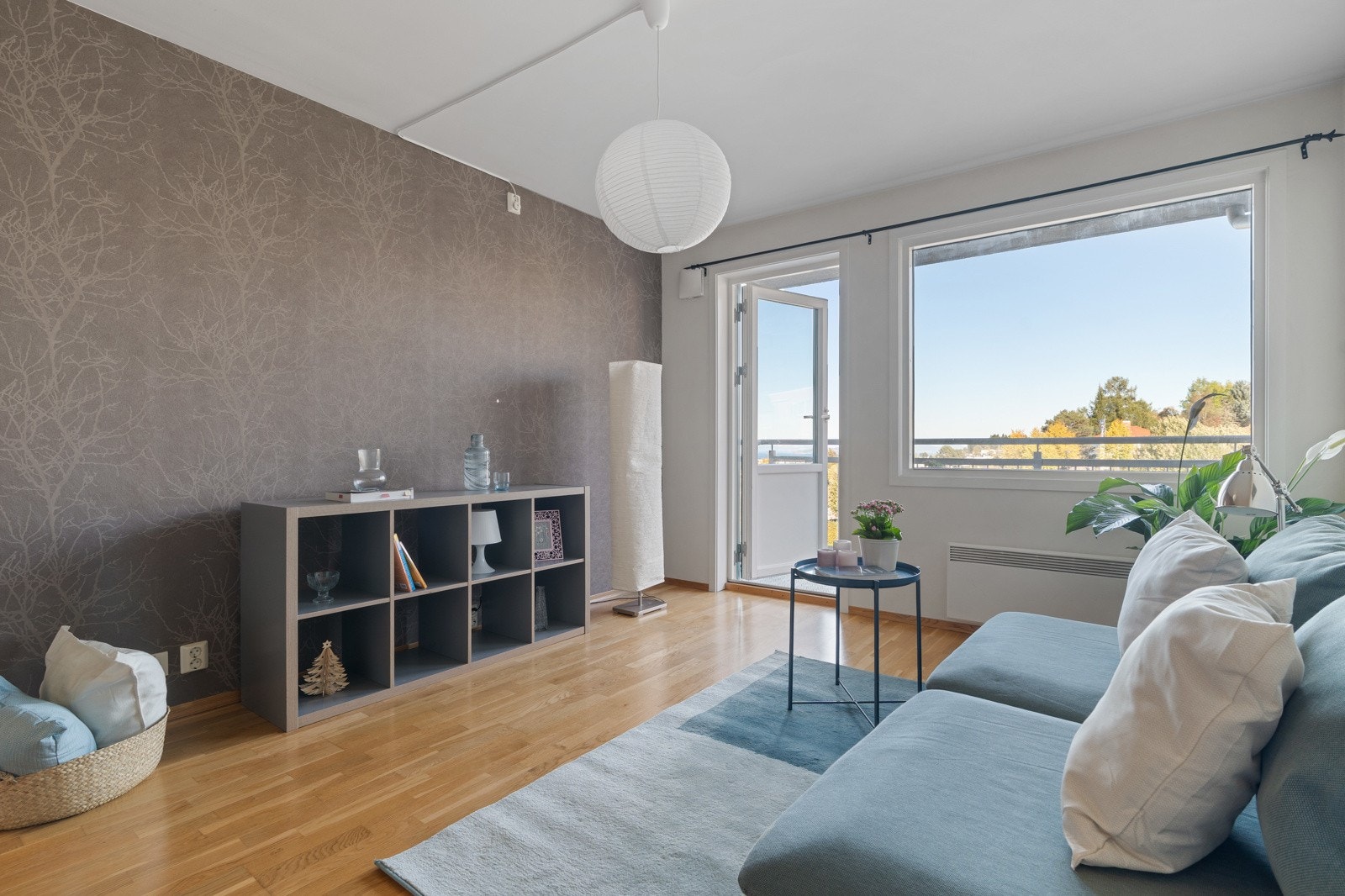 Store vindusflater gir godt med naturlig dagslys inn i leiligheten. Fra stuen er det utgang til balkongen. Galleribilde