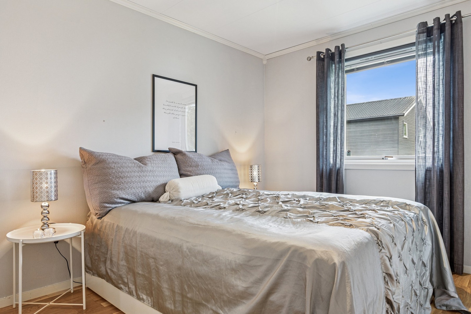 Et av boligens trivelige soverom - lyst og innbydende med plass til seng og oppbevaring. Galleribilde