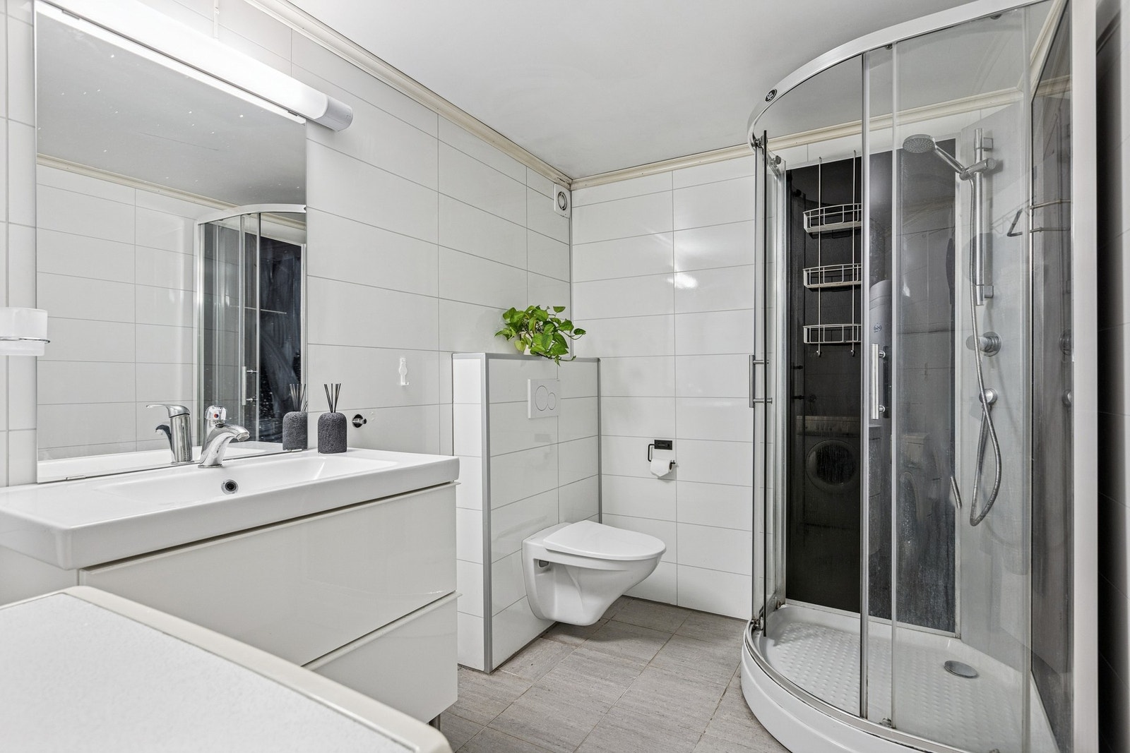 Kjelleretasjen har 2 fine bad utført med moderne uttryk. Galleribilde