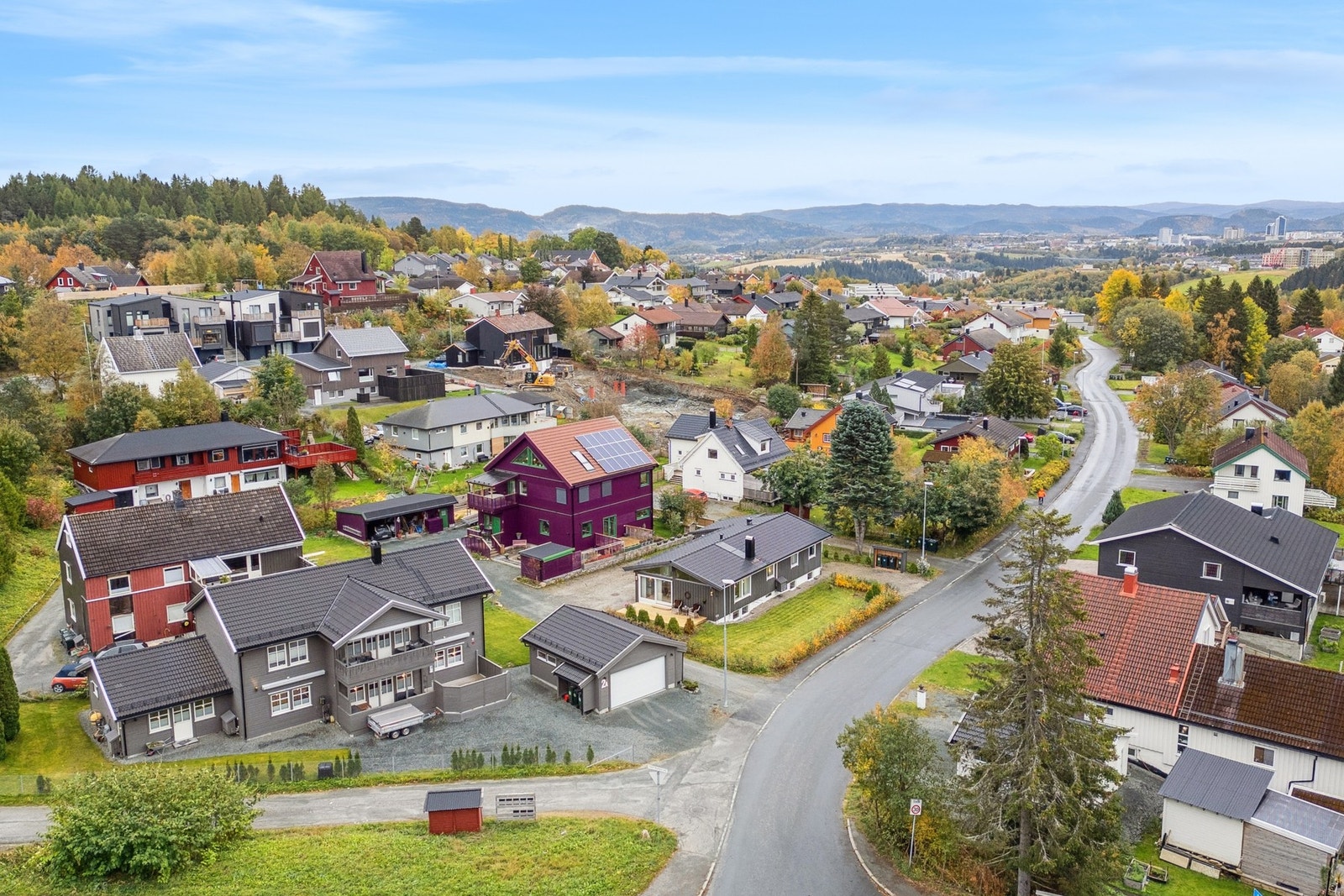 Boligen har en attraktiv og barnevennlig beliggenhet i et rolig og etablert boligområde på Kystad/Byåsen. Galleribilde