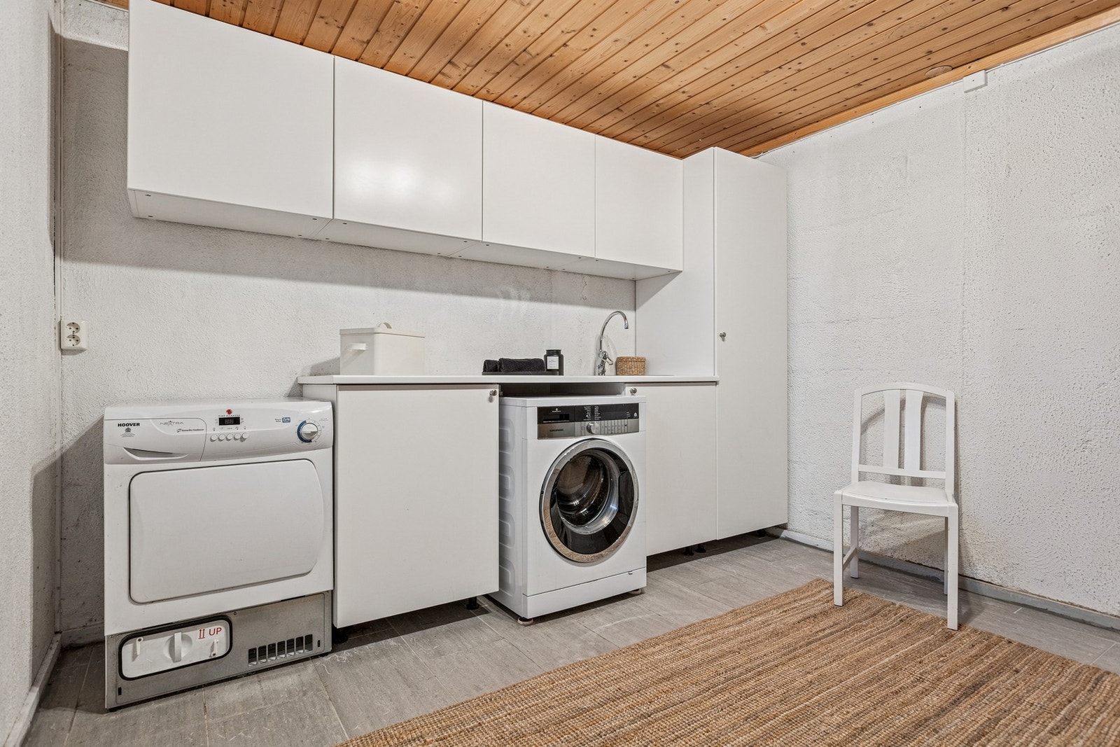 Praktisk vaskerom fra 2016-2017 med god plass til både vask og tørk. Galleribilde