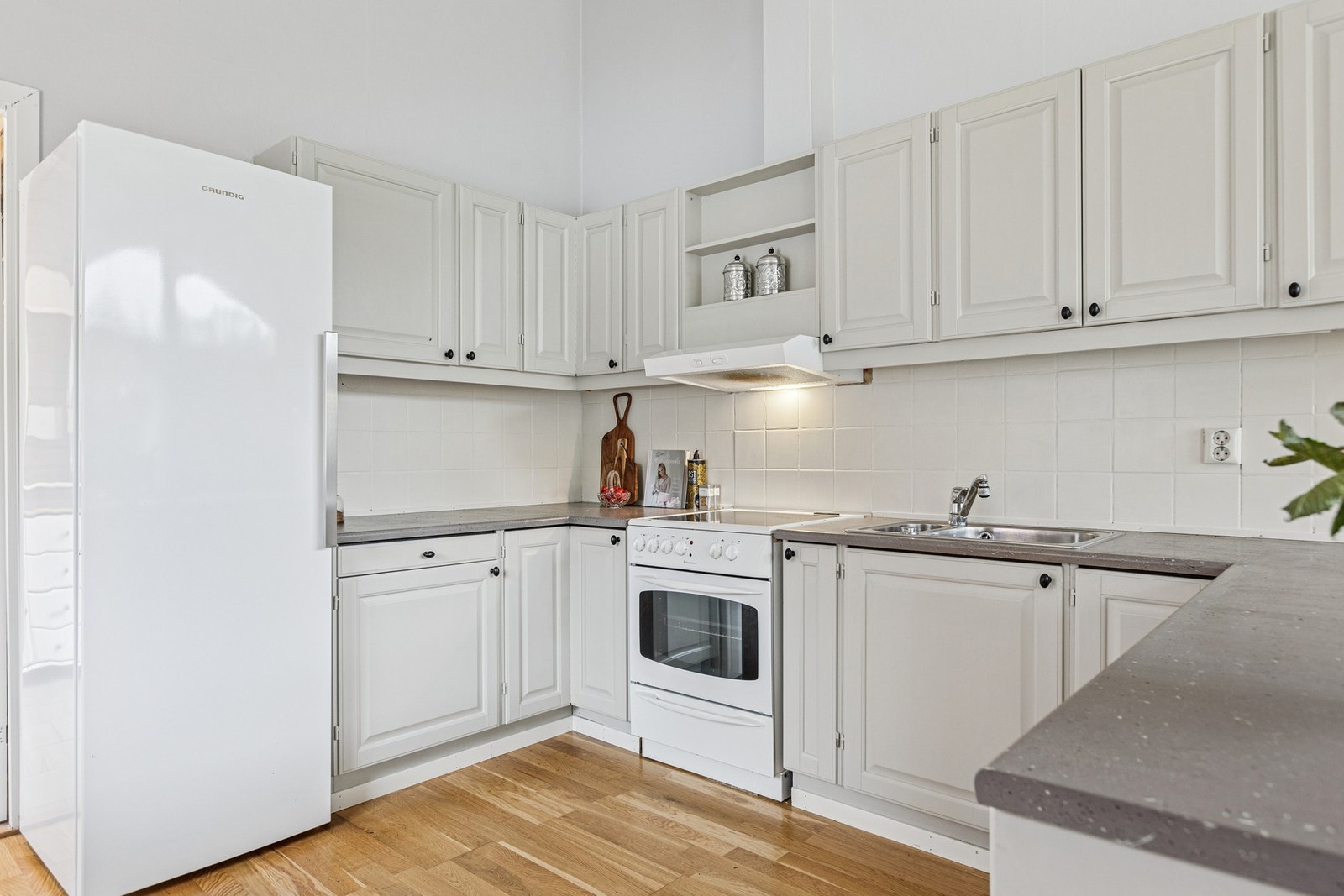 Kjøkkenet har god skapplass og arbeidsflate. Galleribilde