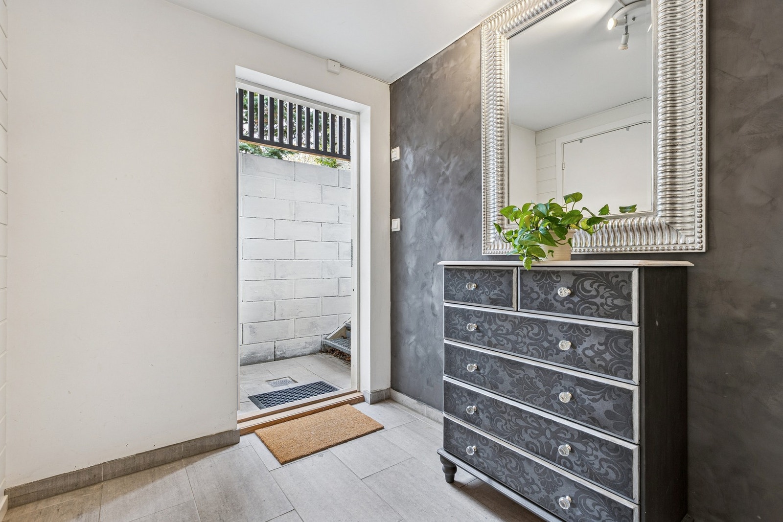 Kjelleretasjen har egen inngang og flere bruksmuligheter. Ved entreen er det 2 boder for god oppbvaringssplass. Galleribilde