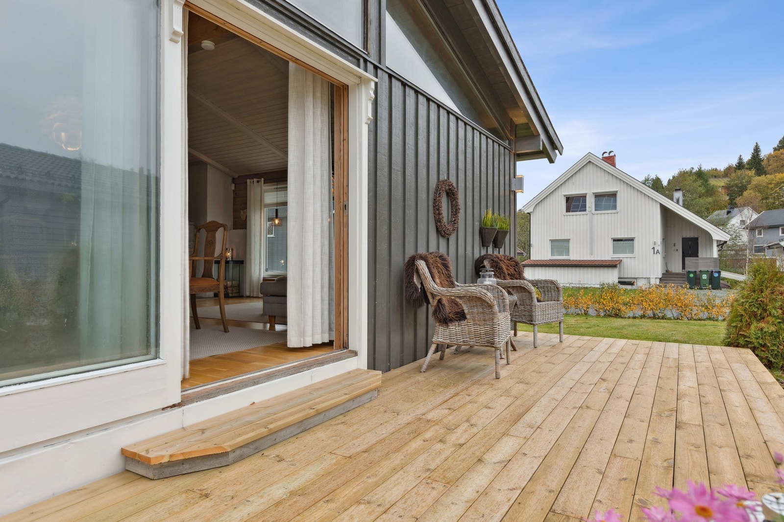 Utgang fra stue til solrik terrasse med god plass til utemøbler og grill. Galleribilde