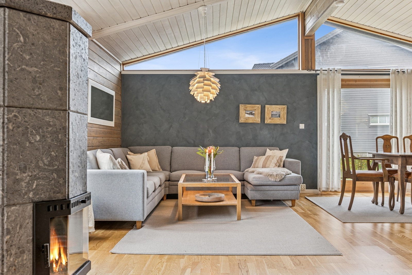 Naturlig plass til langbord - ideelt for hyggelige måltider og selskap. Galleribilde