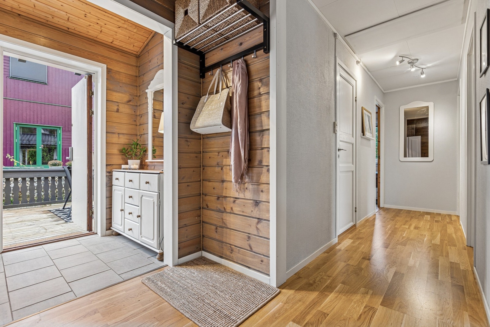 Velkommen inn! Lys og trivelig entré/ gang med plass til oppbevaring. Galleribilde