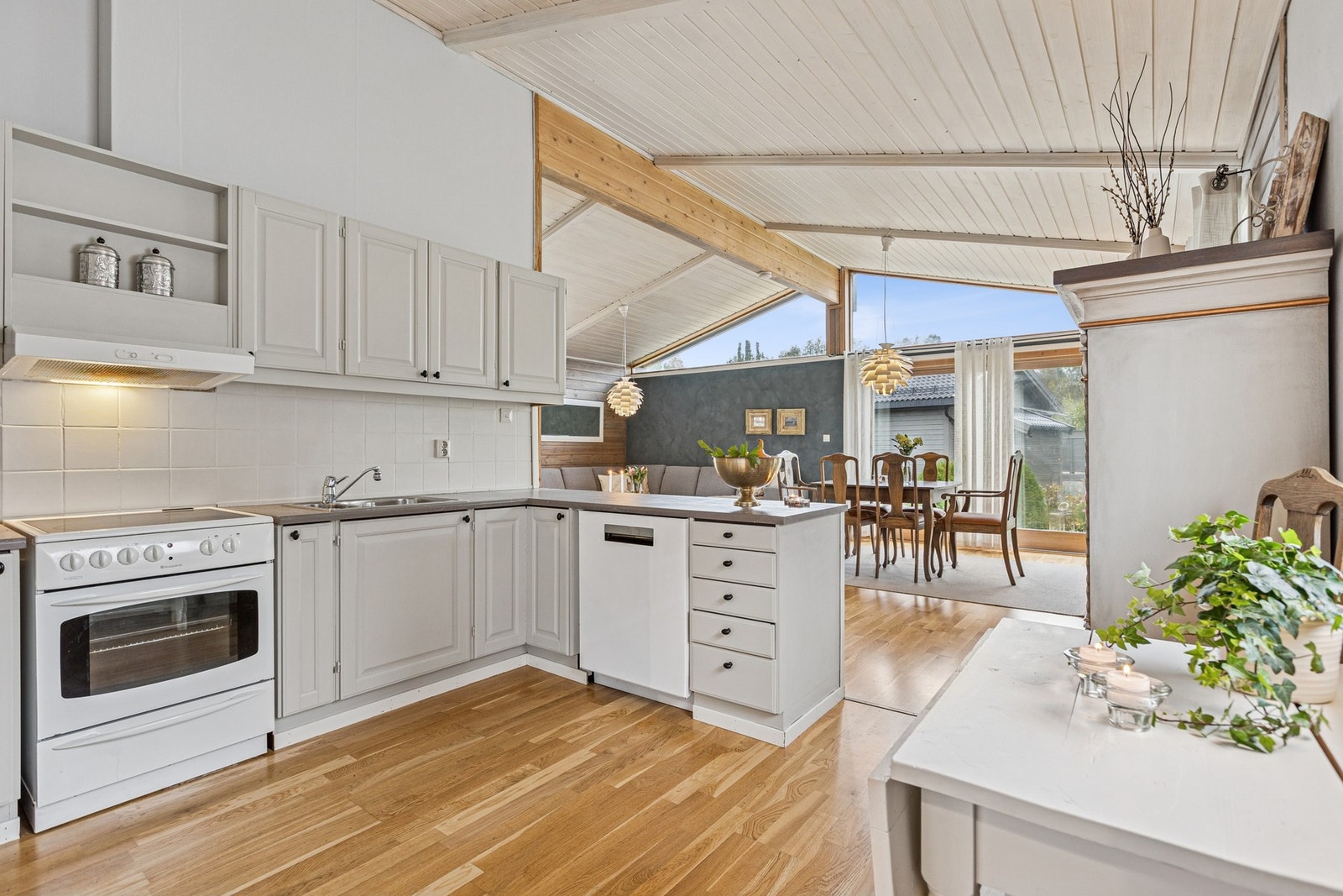 Kjøkkenet ligger i delvis åpen løsning mot stue og spisestue - et naturlig samlingspunkt i boligen. Galleribilde