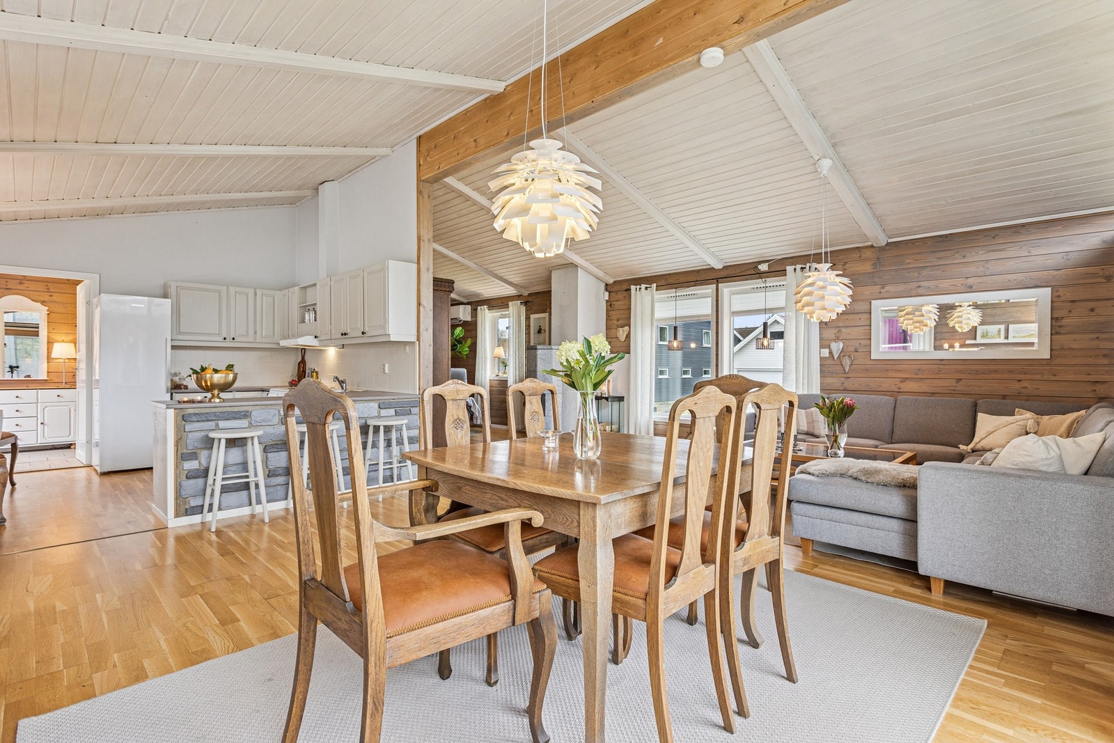 Åpen løsning mot kjøkkenet skaper en sosial og romslig atmosfære. Galleribilde