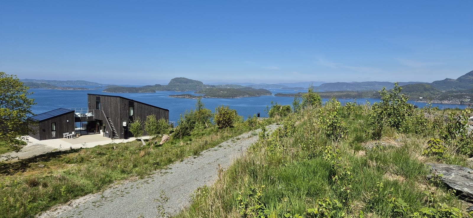 Fra tomten får man fantastisk panoramautsikt og man har gode solforhold fra morgen til sent på kveld. Galleribilde